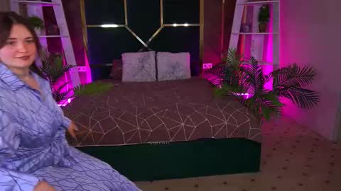 Snapshot of oliviia_rose chatting on December 14, 2025, 8:13 pm oliviia_rose online show from December 14, 2025, 8:13 pm