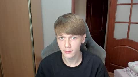 Snapshot of olvr_zoolander chatting on January 17, 2026, 7:39 pm Oliver and Mira online show from January 17, 2026, 7:39 pm