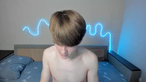 Snapshot of olvr_zoolander chatting on February 18, 2026, 9:49 am Oliver and Mira online show from February 18, 2026, 9:49 am