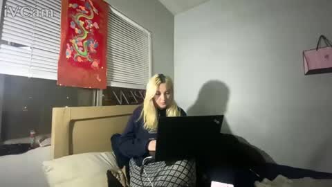 omathena11_11 online show from February 12, 2025, 5:58 am