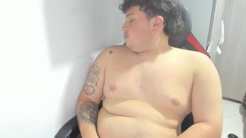 Snapshot of onewhiteboichub chatting on February 24, 2025, 5:31 pm Andres INDEPENDENT MODEL online show from February 24, 2025, 5:31 pm