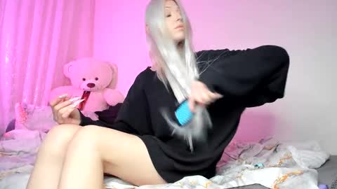 Snapshot of only_iva21 chatting on December 15, 2025, 12:20 pm Iva online show from December 15, 2025, 12:20 pm