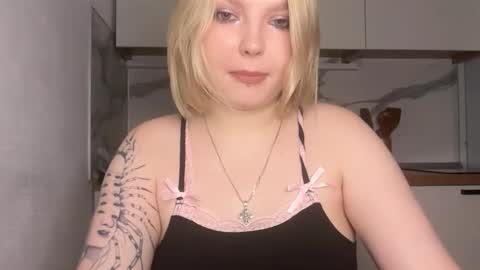 Snapshot of opheliaritz chatting on December 15, 2025, 5:17 pm Ophelia online show from December 15, 2025, 5:17 pm