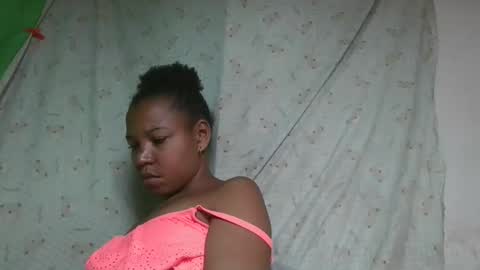 Snapshot of ornellahhh chatting on December 21, 2025, 6:37 pm ornellahhh online show from December 21, 2025, 6:37 pm