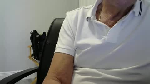 Snapshot of ossibottom chatting on October 12, 2025, 8:52 pm Ossi online show from October 12, 2025, 8:52 pm