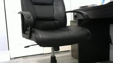 Snapshot of ossibottom chatting on December 2, 2025, 6:36 pm Ossi online show from December 2, 2025, 6:36 pm