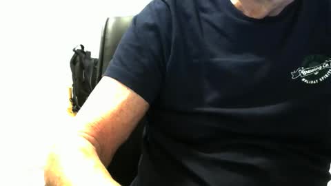 Snapshot of ossibottom chatting on December 4, 2025, 3:38 am Ossi online show from December 4, 2025, 3:38 am