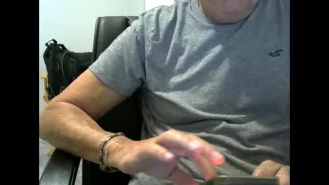 Snapshot of ossibottom chatting on December 4, 2025, 11:35 pm Ossi online show from December 4, 2025, 11:35 pm