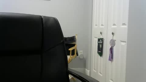 Snapshot of ossibottom chatting on December 17, 2025, 11:44 pm Ossi online show from December 17, 2025, 11:44 pm