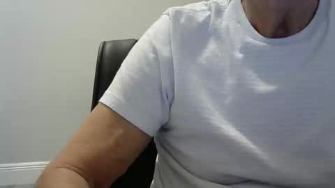 Snapshot of ossibottom chatting on February 19, 2026, 4:08 am Ossi online show from February 19, 2026, 4:08 am