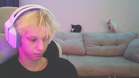 Snapshot of ostin_meoww chatting on December 23, 2024, 6:16 pm Ostin online show from December 23, 2024, 6:16 pm