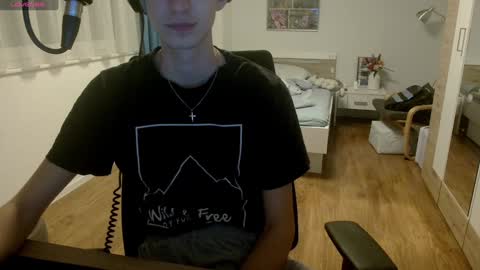 OverkneeBabe online show from February 4, 2025, 7:33 pm