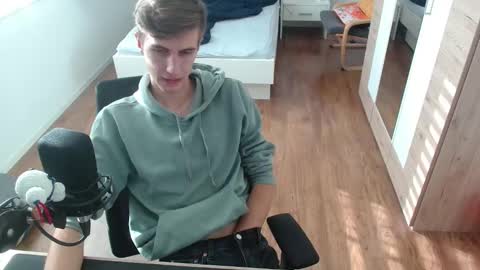 OverkneeBabe online show from November 15, 2025, 12:34 pm