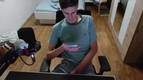 OverkneeBabe online show from December 15, 2025, 9:52 pm