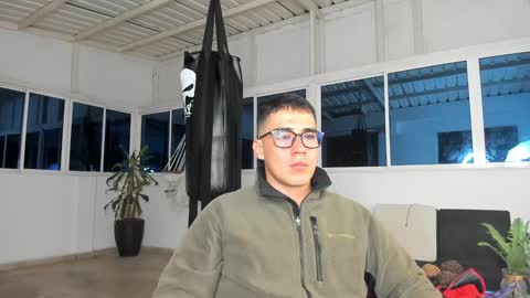 Snapshot of owengray2_ chatting on December 13, 2024, 2:43 am Owen online show from December 13, 2024, 2:43 am
