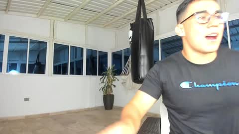 Snapshot of owengray2_ chatting on December 20, 2024, 12:08 am Owen online show from December 20, 2024, 12:08 am