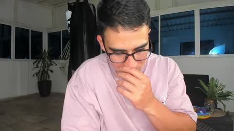 Snapshot of owengray2_ chatting on December 22, 2024, 1:34 am Owen online show from December 22, 2024, 1:34 am