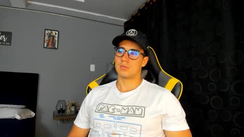Snapshot of owengray2_ chatting on September 15, 2025, 2:22 am Owen online show from September 15, 2025, 2:22 am