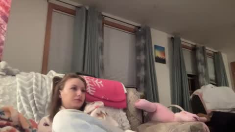 paisleysnowxo online show from November 3, 2025, 4:25 am