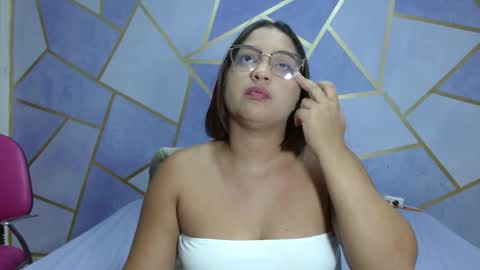 Paola Stone online show from February 1, 2026, 1:26 am
