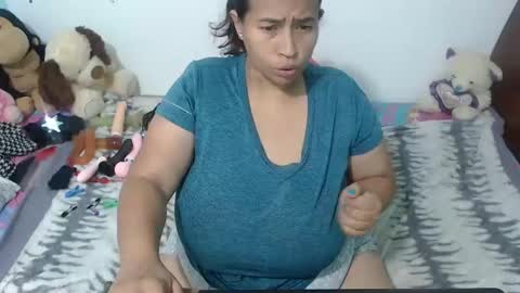 Snapshot of pareja_explosivasexx chatting on January 2, 2025, 5:03 am Luna online show from January 2, 2025, 5:03 am