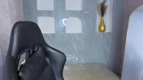 paris online show from November 14, 2025, 3:05 am