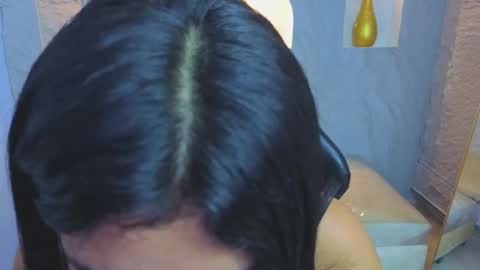 paris online show from November 17, 2025, 7:52 pm