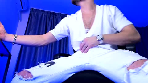 Paris online show from December 8, 2024, 2:18 am