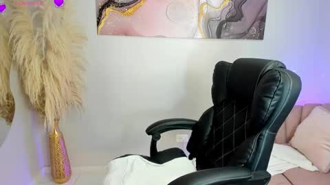 Snapshot of parisangel_ chatting on January 10, 2026, 1:18 am Paris online show from January 10, 2026, 1:18 am