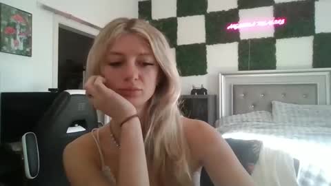 Snapshot of parisbaby2000 chatting on March 10, 2026, 2:22 pm parisbaby2000 online show from March 10, 2026, 2:22 pm