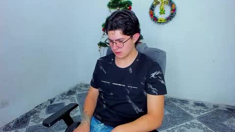 Snapshot of patrik027 chatting on December 4, 2024, 9:46 pm .... online show from December 4, 2024, 9:46 pm