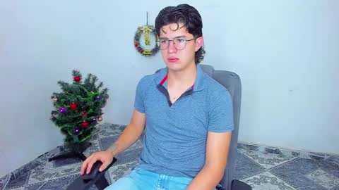 Snapshot of patrik027 chatting on December 22, 2024, 12:27 pm .... online show from December 22, 2024, 12:27 pm