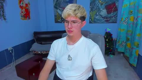 Snapshot of patrik027 chatting on December 3, 2025, 7:27 am .... online show from December 3, 2025, 7:27 am