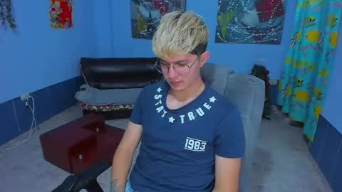 Snapshot of patrik027 chatting on December 4, 2025, 7:39 am .... online show from December 4, 2025, 7:39 am