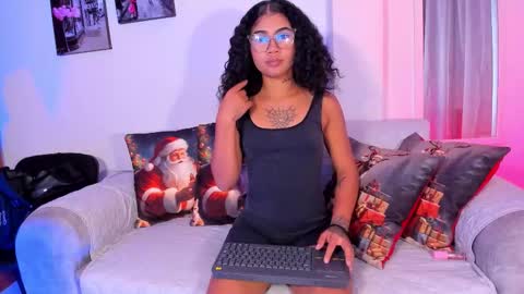 Snapshot of paulete_w chatting on December 15, 2025, 1:15 pm Pau online show from December 15, 2025, 1:15 pm