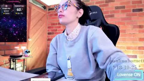 Snapshot of paulinabarnett_ chatting on October 18, 2025, 7:53 am Paulina online show from October 18, 2025, 7:53 am