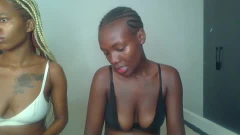 Snapshot of peach_ebonny chatting on April 30, 2026, 8:09 am peach_ebonny online show from April 30, 2026, 8:09 am