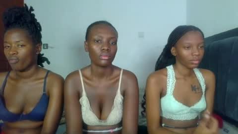 Snapshot of peach_ebonny chatting on June 27, 2026, 7:02 am peach_ebonny online show from June 27, 2026, 7:02 am