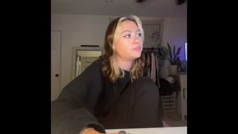 peachesncreampiezz online show from July 12, 2026, 2:35 am