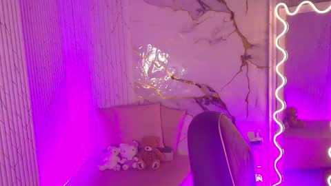 peachy_tay online show from April 21, 2026, 11:38 am
