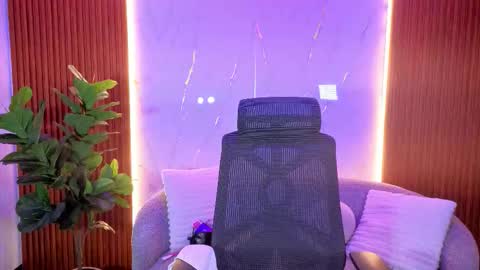 Penelope online show from December 5, 2025, 7:54 pm