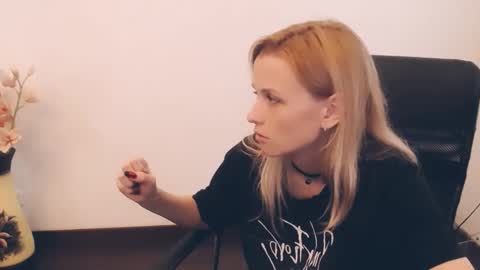 Snapshot of peppymia chatting on September 10, 2025, 9:53 am Mia online show from September 10, 2025, 9:53 am