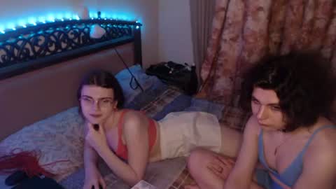 Snapshot of peralez_f chatting on June 19, 2026, 10:24 pm Farida online show from June 19, 2026, 10:24 pm
