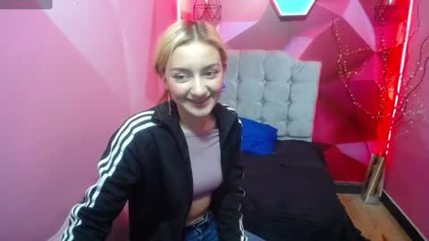 PERLA RED online show from February 12, 2025, 12:22 pm