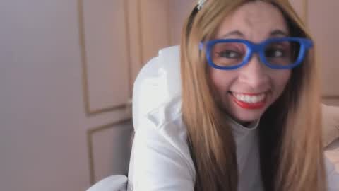 PerlaPreciosa online show from February 1, 2026, 4:00 am