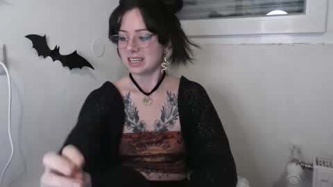 Snapshot of persephones_garden chatting on December 5, 2025, 8:23 am Persephone online show from December 5, 2025, 8:23 am