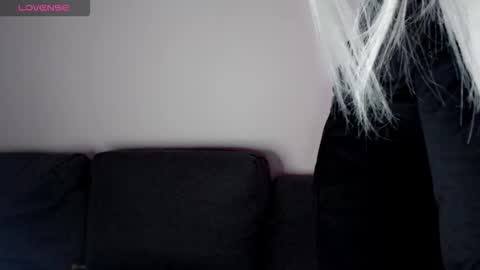 Isabella online show from November 11, 2025, 12:38 pm