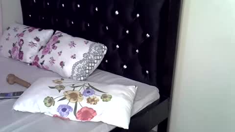 Snapshot of petite_bunnny chatting on October 26, 2025, 2:06 am Bunny online show from October 26, 2025, 2:06 am