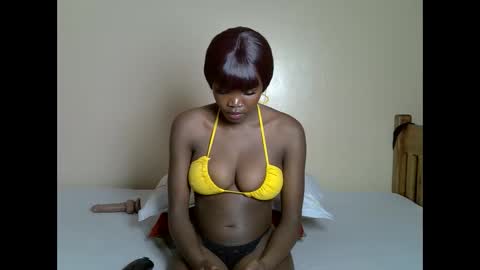 Snapshot of petite_bunnny chatting on February 20, 2026, 6:41 pm Bunny online show from February 20, 2026, 6:41 pm