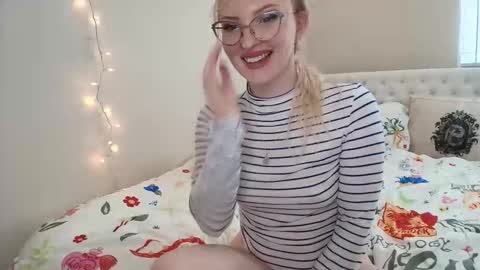 Snapshot of petite_cupcake chatting on November 6, 2025, 6:31 pm Little cupcake online show from November 6, 2025, 6:31 pm